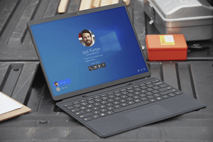 Een laptop met een Windows 10 aanmeldingsscherm.